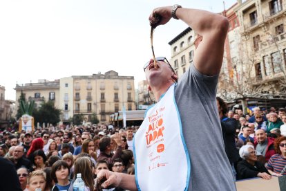 Adrià Wegrzyn va guanyar el Concurs de Menjar Calçots de l’any passat.