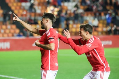 Jaume Jardí celebra el gol junto a Marcos Baselga.