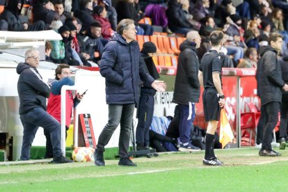 Parralo en la banda del Nou Estadi ante el Ibiza.