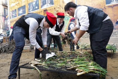 Valls viu aquest diumenge, 25 de gener, la 44a edició de la Gran Festa de la Calçotada.