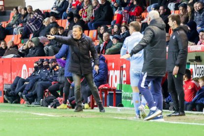 Parralo da instrucciones en la banda del Nou Estadi Costa Daurada.