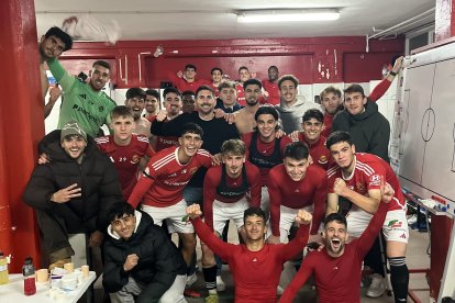 Los jugadores del primer equipo del Nàstic celebran el triunfo ante el Ibiza.