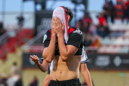 Kenneth se lamenta durante una acción del partido.