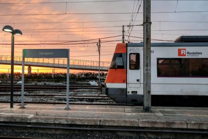 Trenes en la estación de Rodalies de Tarragona, este lunes por la mañana