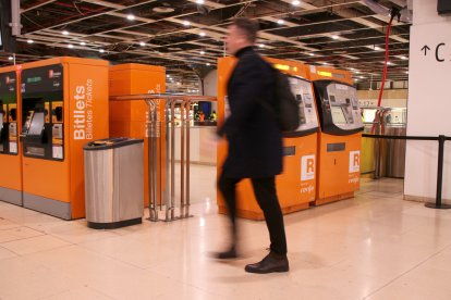 Usuario de Rodalies, en la estación de Sants.