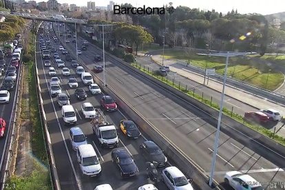 Imagen del trafico en la Ronda de Dalt, el Lunes 26 de Enero
