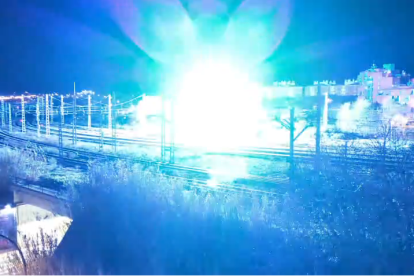 Imagen de una de las pequeñas 'explosiones' que se produjeron en la línea eléctrica del tren.