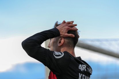 Kenneth Soler se lamenta de una acción ante el Castellón B.