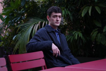 El escritor Pol Guasch presentando su libro Relíquia en la sede de Anagrama, en Barcelona