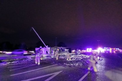 Imagen de los Bombers trabajando en el accidente del camión en la AP-7