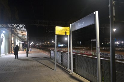 L'estació de tren de Valls aquest dimarts, 27 de gener, al matí, sense quasi usuaris.