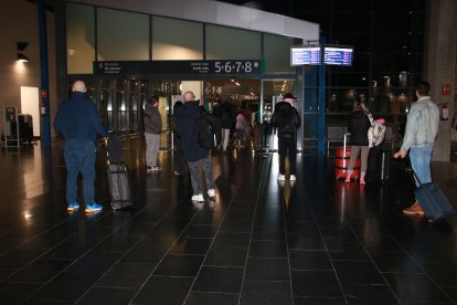 Diversos pasajeros accediendo a la zona de alta velocidad en la estación del Camp de Tarragona