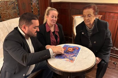 El director del proyecto artístico del mural, Xavier Romeu; la artista digital y comisaria, Gala Mirissa, y la presidenta de la Asociación de Amigos de Gaudí de Reus y familiar del arquitecto, Maite Gaudí, con un borrador de los elementos que debe tener el futuro mural.