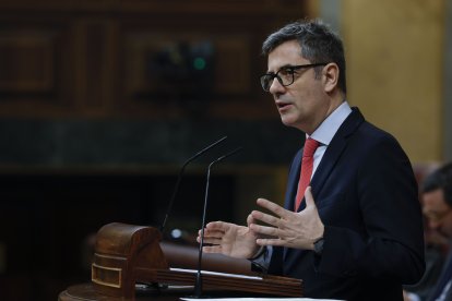 El ministro de Presidencia, Justicia y Relaciones con las Cortes, Félix Bolaños, defiende este martes en el Congreso el decreto ley que prorroga las ayudas al transporte, en lugar del titular de Transportes, Óscar Puente.