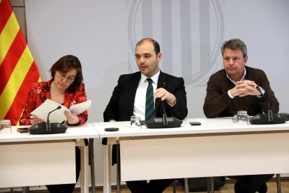 La consellera de Territori, Sílvia Paneque, el conseller de la Presidència, Albert Dalmau, y el secretario de Estado Transportes, José Antonio Santano, en una reunión.