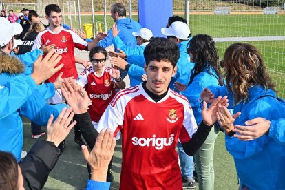 Los jugadores del Nàstic Genuine recibiendo el pasillo de honor por parte de los voluntarios de BASF.
