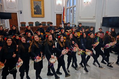 Els alumnes de quart d’ESO de l’Institut Domènech i Montaner a l’Ajuintament.