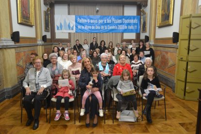 Fotografia de grup de totes les Candeles presents a la trobada que s'ha fet aquest dimecres, 28 de gener, al Saló de Plens de l'Ajuntament de Valls.