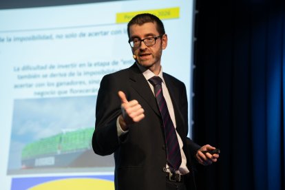 Fernando Rodríguez, miembro de CaixaBank Wealth Management, durante su ponencia en el CaixaForum de Tarragona.