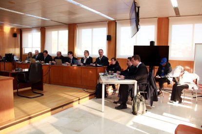 Los acusados de un asesinato en Valls, con sus abogados, el fiscal y el letrado de la acusación particular, durante el inicio del juicio en la Audiencia de Tarragona.