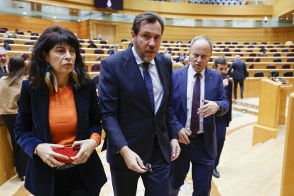 El ministro de Transportes, Óscar Puente (c), acompañado por la ministra de Igualdad, Ana Redondo, abandona el hemiciclo durante un receso mientras comparece este jueves en el Senado a petición del PP para dar cuenta de los accidentes ferroviarios en Adamuz (Córdoba) y Gelida (Barcelona).