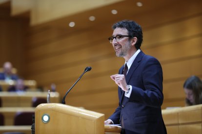 El senador del PP Juan Bautista Milián interviene durante la sesión en la que el ministro de Transportes, Óscar Puente, comparece para informar acerca de los últimos accidentes ferroviarios, este jueves en el Senado, en Madrid.