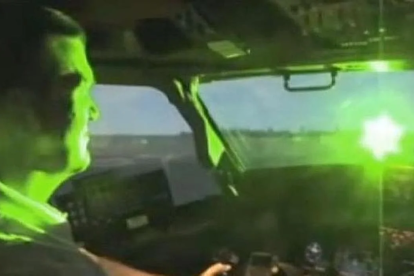 Un conductor deslumbra a otro con un puntero láser