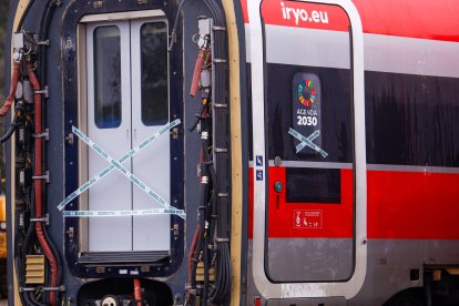 Un vagón precintado del Iryo a la espera de ser retirado en la zona del accidente de Adamuz (Córdoba), este domingo.