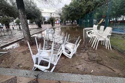 Sillas caídas por el viento.