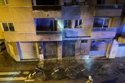 El incendio obligó a desalojar a los vecinos del edificio afectado.
