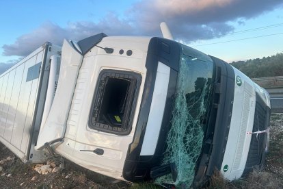 Imagen de archivo de un camión accidentado el viernes día 30 de enero de 2026 a su paso por L'Aldea.