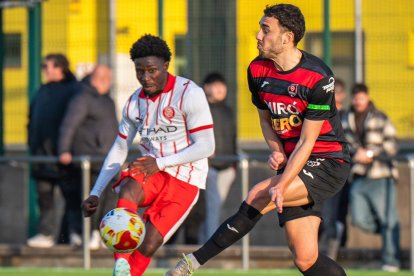 Andy Alarcón pelea por un balón con un jugador rival.