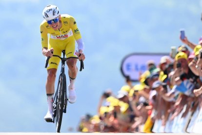 El esloveno Tadej Pogacar, liderando el Tour de 2025 en el que se llevó la victoria final.