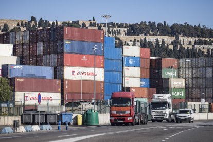 Mercancias en contenedores y camiones en el Port de Tarragona
