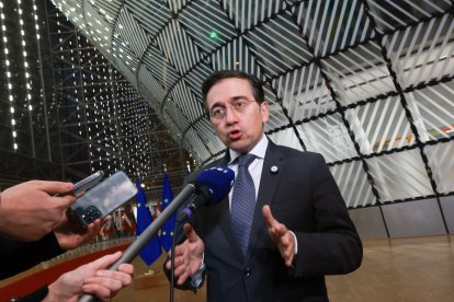 FOTODELDÍA Bruselas (Bélgica), 29/01/2026.- El ministro de Asuntos Exteriores José Manuel Albares, comparece ante la prensa al inicio de un Consejo de Asuntos Exteriores en Bruselas, este jueves. Consejo de la UE. Los responsables de Asuntos Exteriores de la UE se reúnen para abordar los desafíos internacionales, con debates sobre el conflicto en Ucrania y la estabilidad en Oriente Medio, y abordando las consideraciones de la UE sobre medidas restrictivas adicionales relacionadas con la crisis en Irán. El contexto incluye las peticiones de las instituciones de la UE de rendición de cuentas por la represión de las protestas por parte de Irán y debates sobre la ampliación de las sanciones contra entidades iraníes.EFE/ Olivier Hoslet