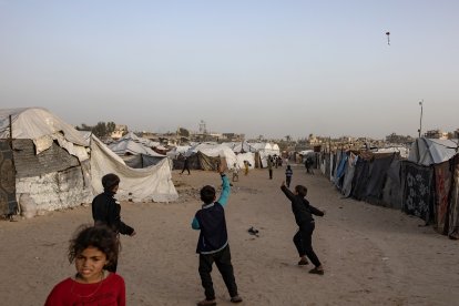 Khan Yunis (-), 27/01/2026.- Displaced children play near a temporary tent camp in Khan Yunis, southern Gaza Strip, 27 January 2026, amid a ceasefire between Israel and Hamas. EFE/EPA/HAITHAM IMAD