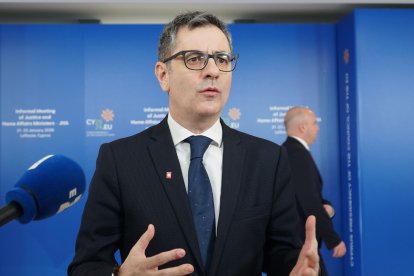 NICOSIA, 23/01/2026.- El ministro de Justicia de España, Félix Bolaños, propuso este viernes crear una red de fiscales europeos de menores, siguiendo el ejemplo español, para luchar así con mayor eficacia contra la delincuencia juvenil y ver al mismo tiempo alternativas a penas de prisión para los jóvenes. A su llegada a la reunión informal de ministros de Justicia de la Unión Europea (UE) en Nicosia, Bolaños destacó que España "ya tiene una especialización en materia de menores", lo que incluye secciones de menores dentro de los tribunales, con jueces especializados y la fiscalía de menores. EFE/Andreas Antoniou