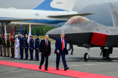 Putin y Trump caminan por la base militar a su llegada en la cumbre celebrada hace unos meses en Alaska.