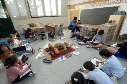 Alumnes de l’Escola Serra Major, de la ZER l’Aglà, treballant en una aula multigrup.