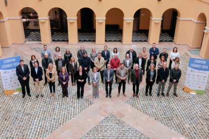 Representantes de los 36 entes públicos y privados firmantes del Conveni Córner, en el Palau de la Diputació.