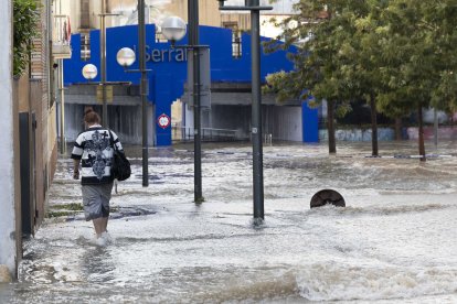 Inundaciones en el Pont de la Petxina, en El Serrallo, en Tarragona, durante el temporal del pasado lunes 24 de agosto.