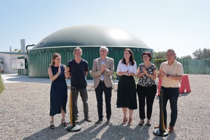Las autoridades durante el corte de cinta de la nueva planta de biogas del IRTA en las instalaciones de Mas Bové en Constantí.