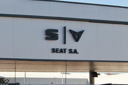 Logotipos de Seat y Cupra en la entrada principal de Martorell.