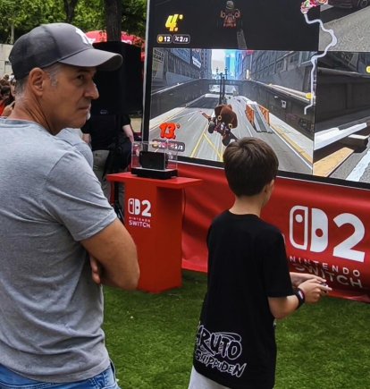 Padres e hijos juegan juntos al nuevo ‘Mario Kart World’