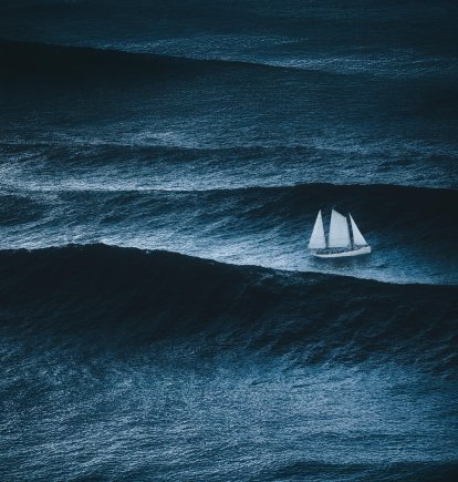 Un velero navega entre el oleaje.