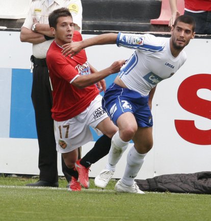 Jordi Alba y Crespí pugnan por un balón durante el partido entre el Nàstic y el Xerez (2-1) disputado en el Nou Estadi