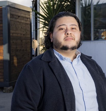 Sergi Cunillera, gerente de Group TEI, frente a las oficinas de la empresa.