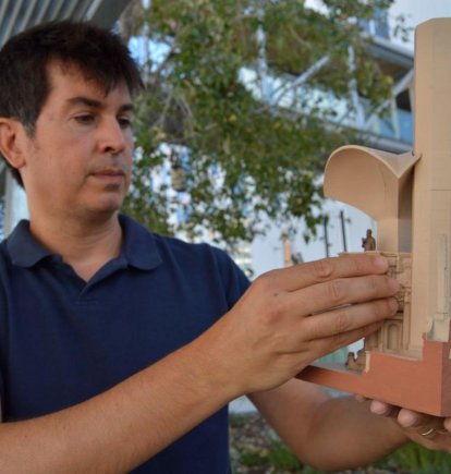 Albert Samper, amb la reconstrucció digital a les mans.