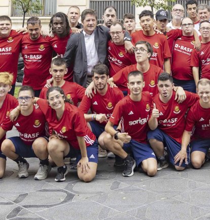 Todo el equipo del Nàstic Genuine frente al Banco de España, donde permanecerá la exposición de fotografías hasta el día 27 de septiembre.
