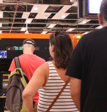 Colas para adquirir billetes de Rodalies en las máquinas expendedoras de la estación de Sants